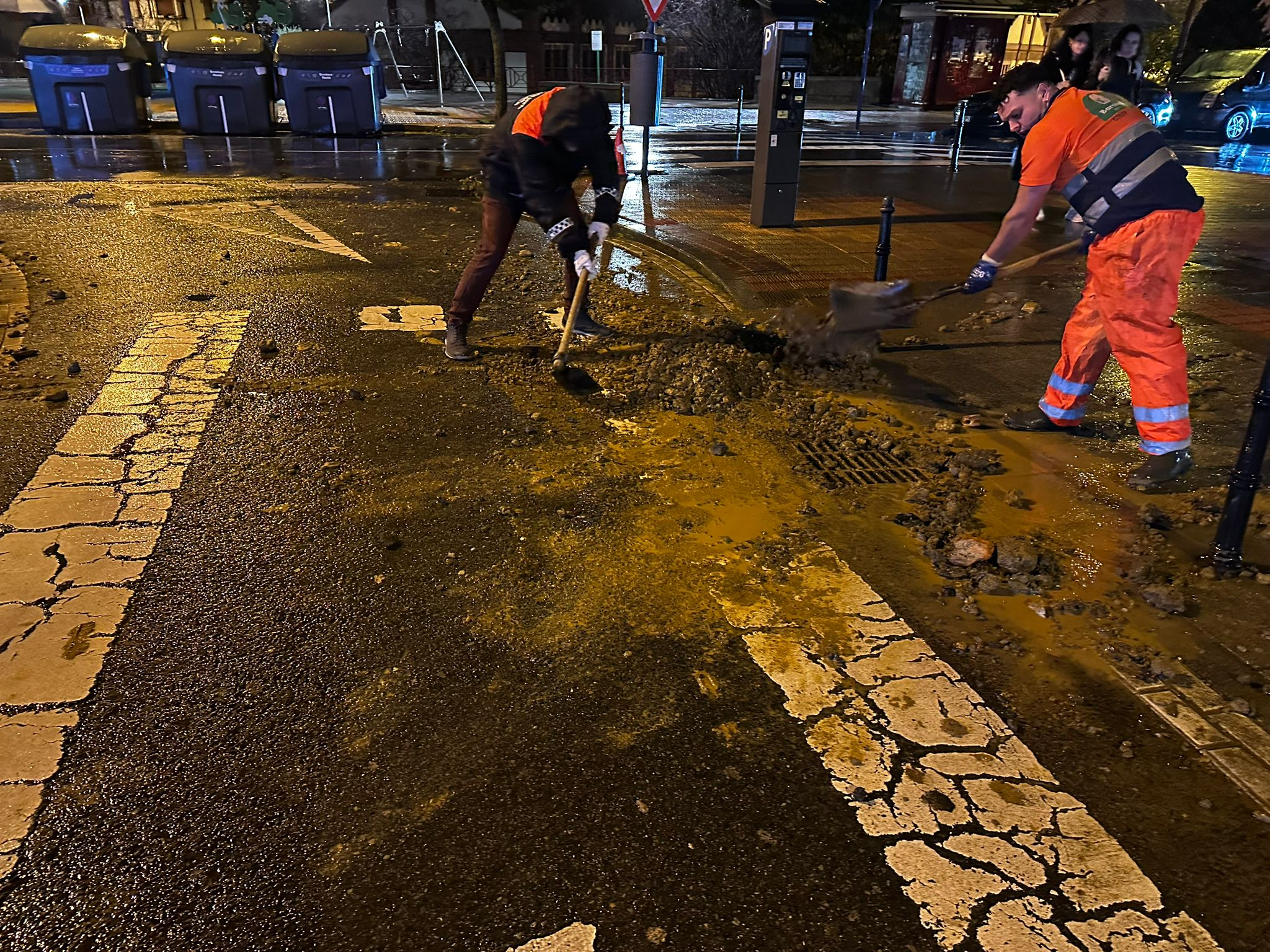 Rotura de una tubería en Barakado. FOTO DE X DE PROTECCIÓN CIVIL DE BARAKALDO