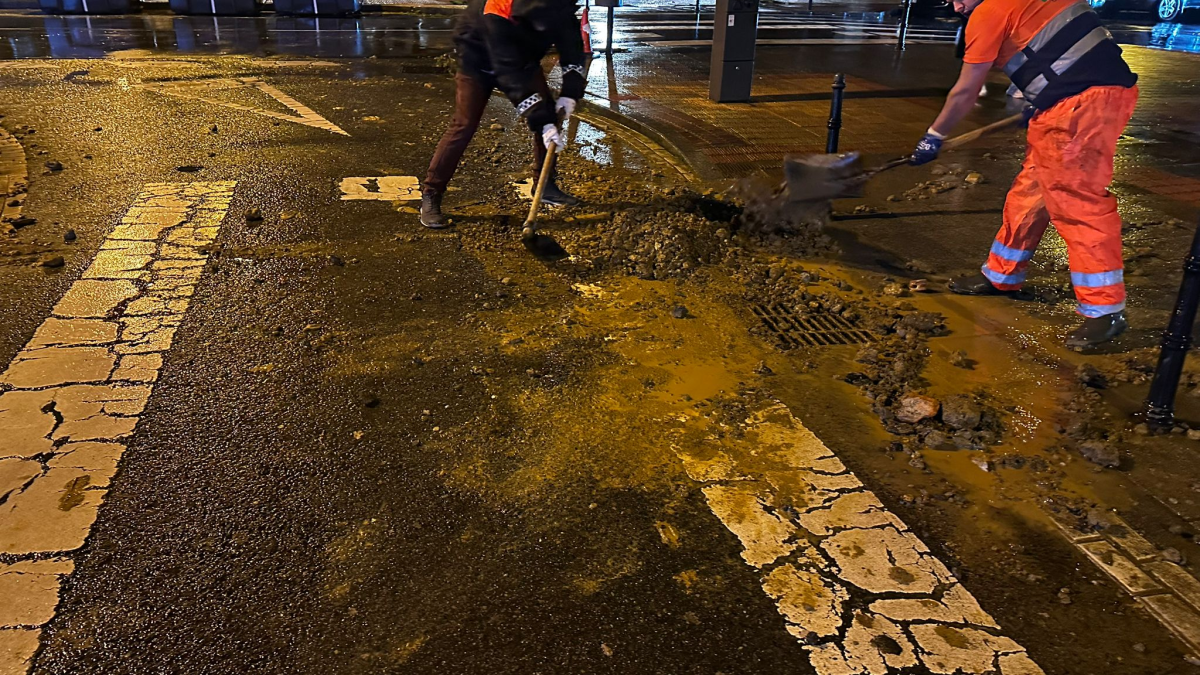 Rotura de una tubería en Barakado. FOTO DE X DE PROTECCIÓN CIVIL DE BARAKALDO