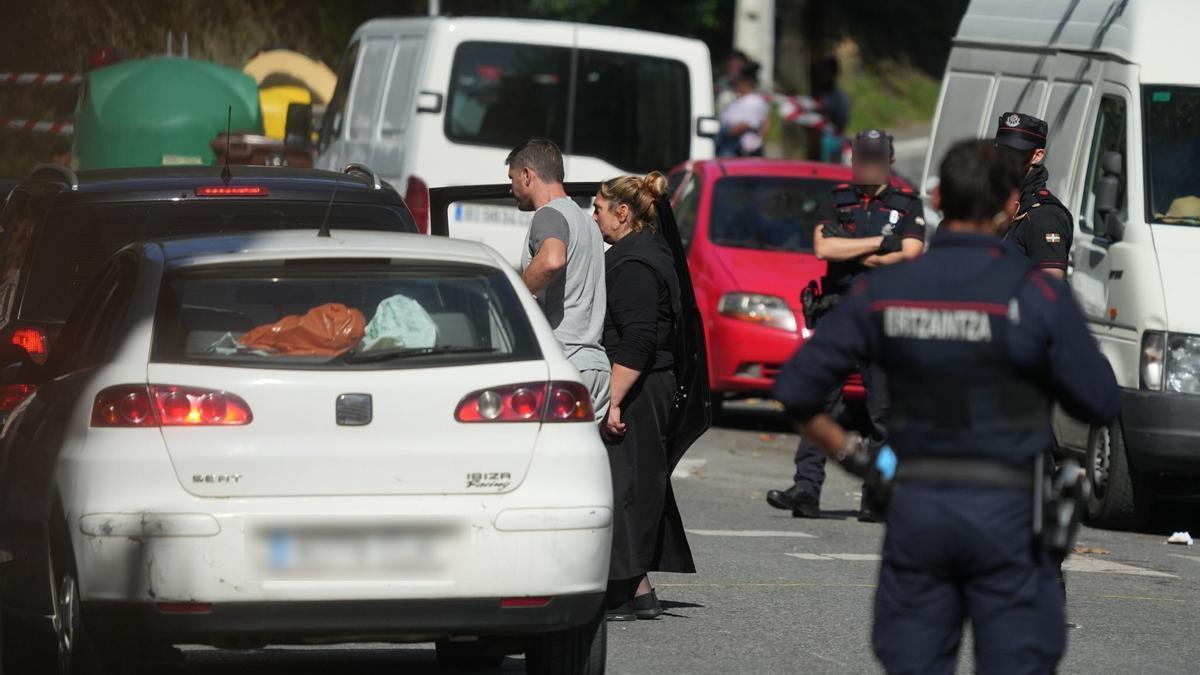 La Ertzaintza mantiene un amplio dispositivo policial en Burtzeña | Foto: Deia, JOSE MARI MARTÍNEZ