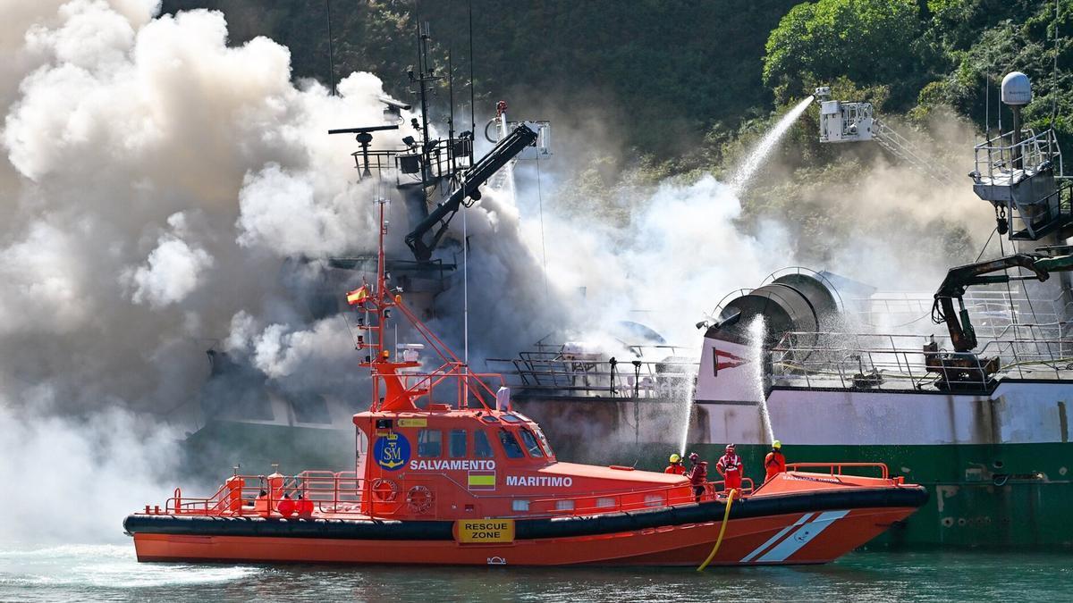 Un barco pesquero se ha incendiado cuando estaba atracado en Orio, frente a la cofradía de pescadores / Noticias de Gipuzkoa - Arnaitz Rubio