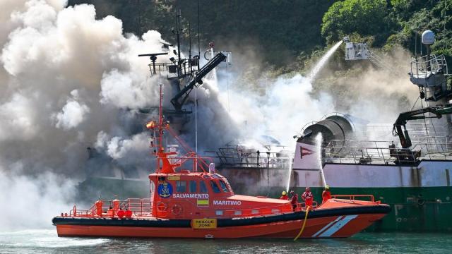 Un barco pesquero se ha incendiado cuando estaba atracado en Orio, frente a la cofradía de pescadores / Noticias de Gipuzkoa - Arnaitz Rubio