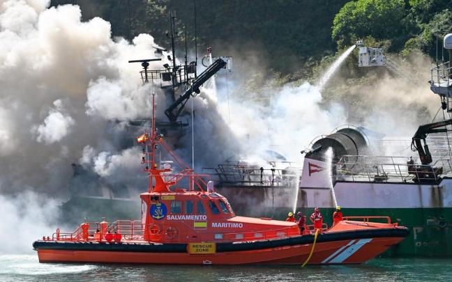 Un barco pesquero se ha incendiado cuando estaba atracado en Orio, frente a la cofradía de pescadores / Noticias de Gipuzkoa - Arnaitz Rubio