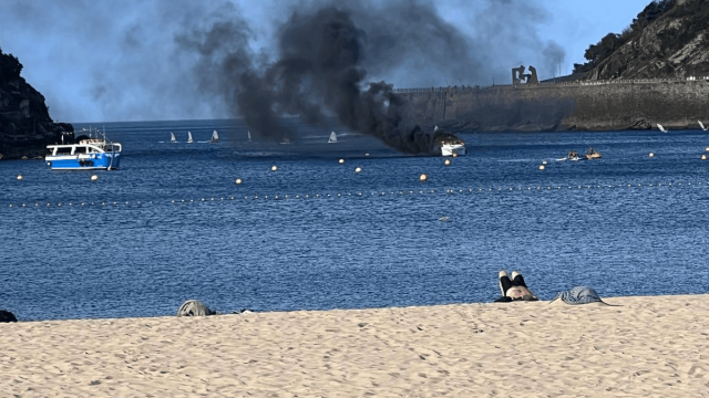 Barco incendiado en la Bahía de La Concha. ONDA VASCA