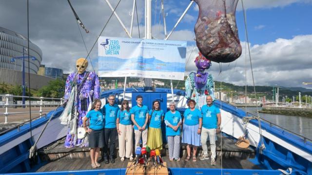El barco museo ecoactivo 'Mater' en Bilbao, junto a Itsasmuseum, donde arranca la octava edición de Zero Zabor Uretan, su travesía anual por la costa vasca /Mater