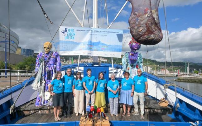 El barco museo ecoactivo 'Mater' en Bilbao, junto a Itsasmuseum, donde arranca la octava edición de Zero Zabor Uretan, su travesía anual por la costa vasca /Mater
