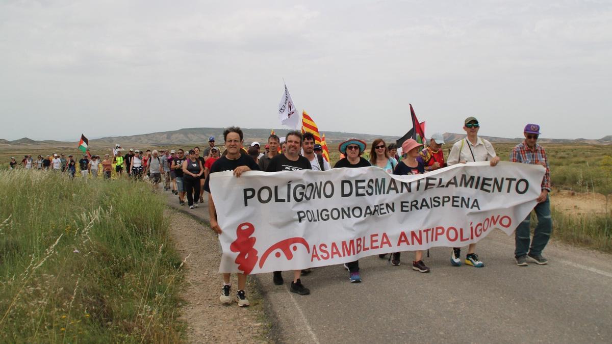 La marcha del pasado año a su llegada a las puertas del cuartel militar / Fermín Pérez Nievas