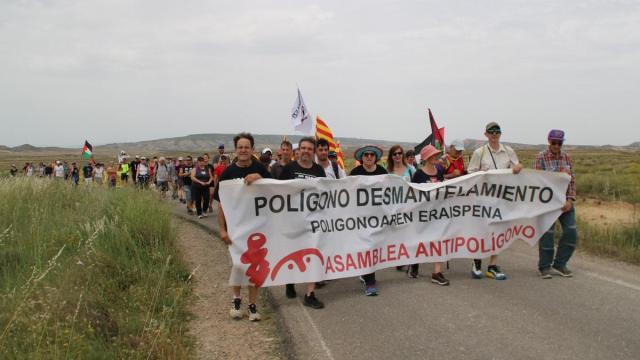 La marcha del pasado año a su llegada a las puertas del cuartel militar / Fermín Pérez Nievas
