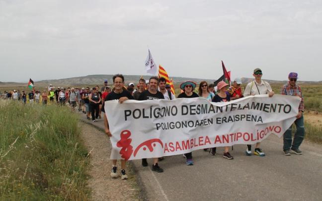 La marcha del pasado año a su llegada a las puertas del cuartel militar / Fermín Pérez Nievas