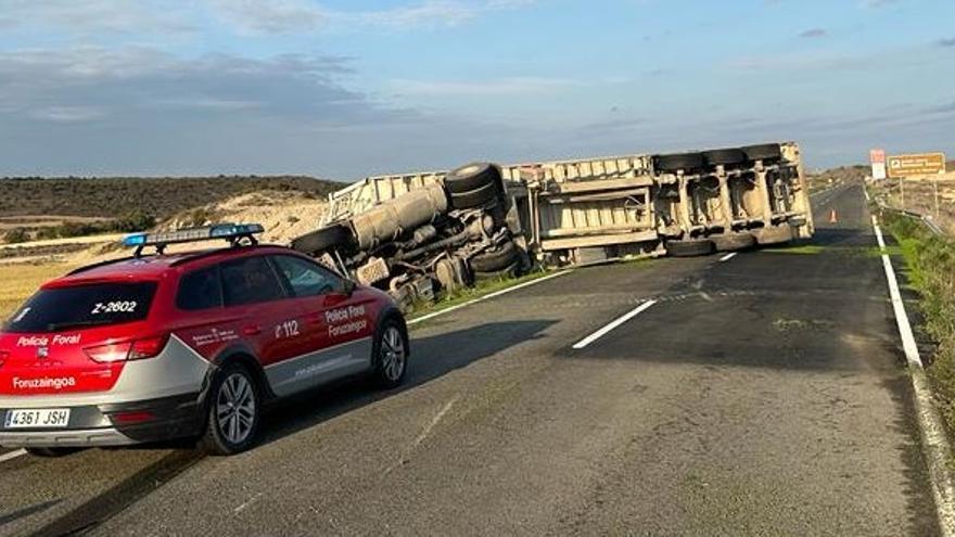 Imagen del camión volcado en Bardenas. Imagen del camión volcado en Bardenas.
