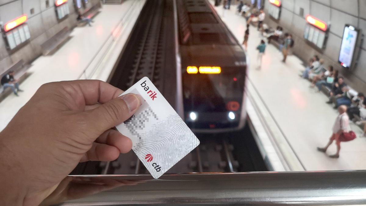 Un usuario mostrando su tarjeta Barik en una estación de metro de Bilbao. Pablo Viñas