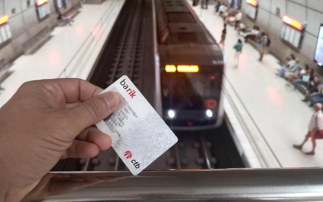 Un usuario mostrando su tarjeta Barik en una estación de metro de Bilbao. Pablo Viñas