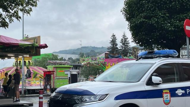 Coche de la policía municipal frente a las barracas de Gallarta donde se produjeron las agresiones sexuales