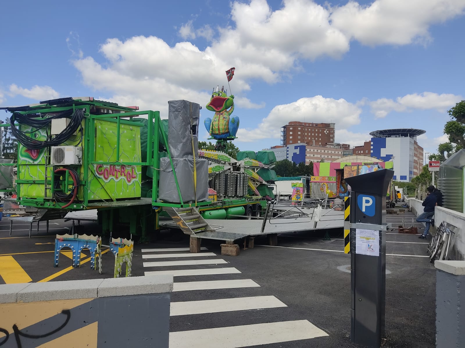 Como cada año en el parking de Cruces se han instalado las barracas y el escenario para los conciertos| ONDA VASCA