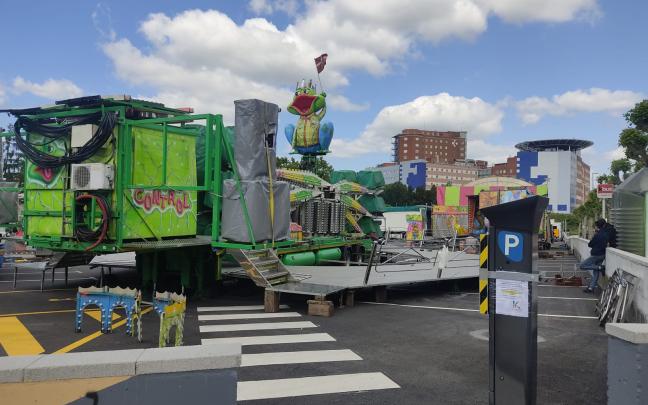 Como cada año en el parking de Cruces se han instalado las barracas y el escenario para los conciertos| ONDA VASCA Como cada año en el parking de Cruces se han instalado las barracas y el escenario para los conciertos| ONDA VASCA