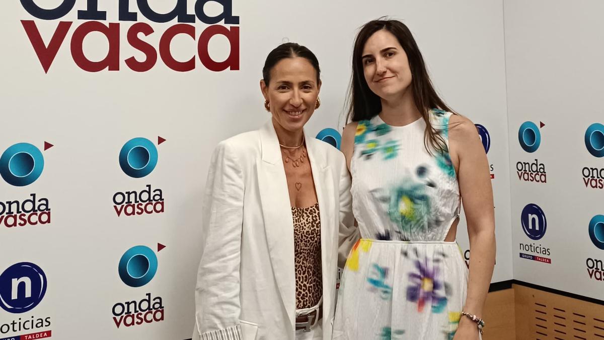 Oihana Barrasa e Iranzu Calvo, en el estudio de Onda Vasca