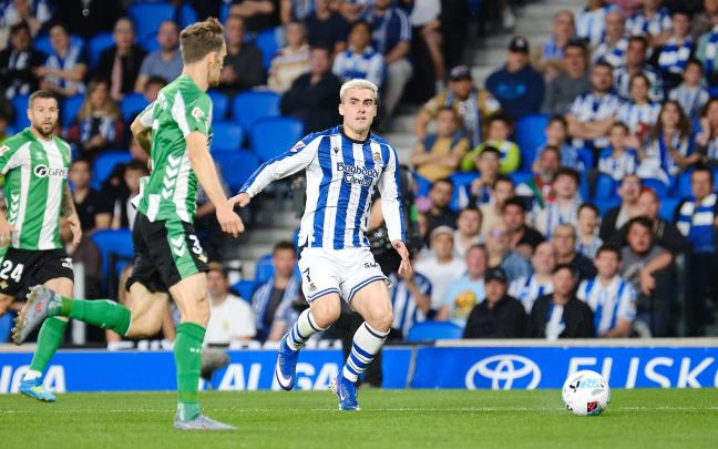 Barrene, en un lance del partido contra el Betis. REAL SOCIEDAD