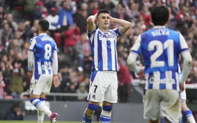 Barrenetxea se lamenta tras errar una clara ocasión. RUBEN PLAZA