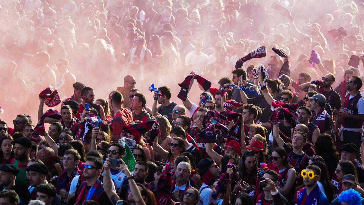 Aficionados durante la llegada del Baskonia a la final de la Copa en Valencia. EP