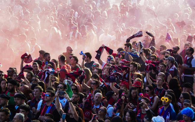 Aficionados durante la llegada del Baskonia a la final de la Copa en Valencia. EP