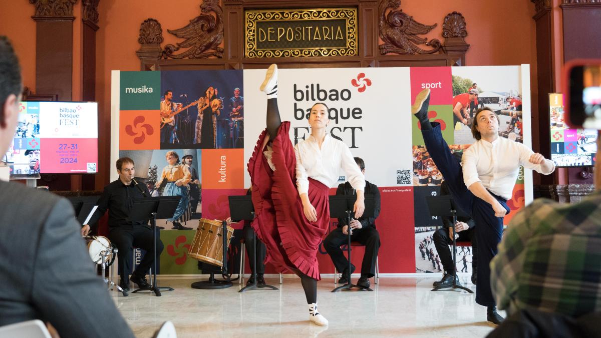 Dantzaris y txistularis en la presentación de la 11ª edición de Bilbao Basque Fest | AYTO. BILBAO