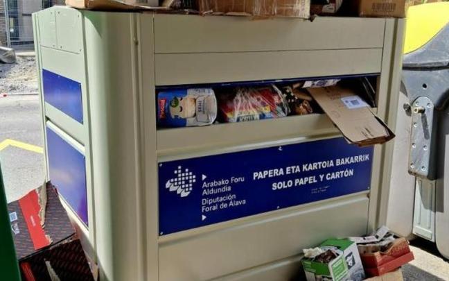 Contenedor de papel y cartón desbordado en el centro urbano de Laudio.jpg Ayuntamiento de Laudio. DNA