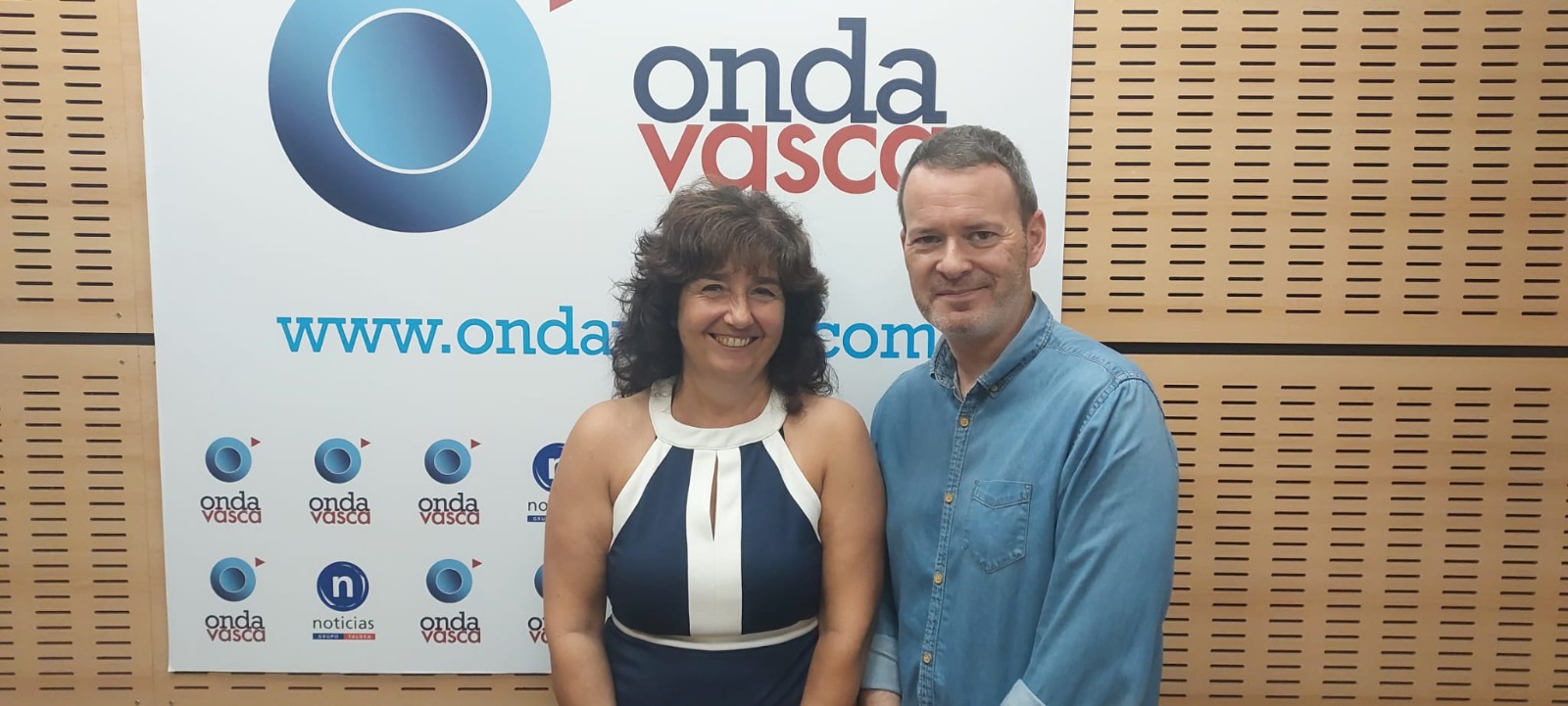 Mónica Rodríguez, presidenta de BAT, junto a Txema Gutiérrez en los estudios de Onda Vasca