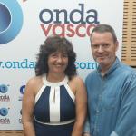 Mónica Rodríguez, presidenta de BAT, junto a Txema Gutiérrez en los estudios de Onda Vasca