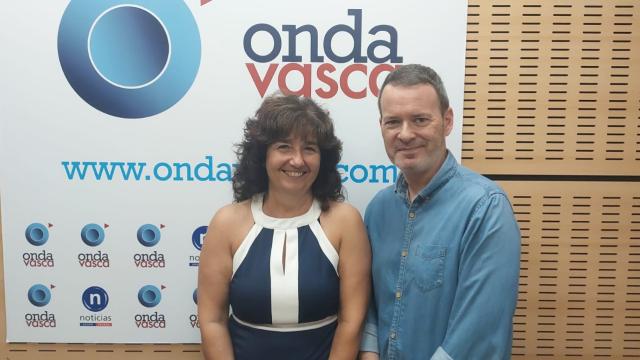 Mónica Rodríguez, presidenta de BAT, junto a Txema Gutiérrez en los estudios de Onda Vasca