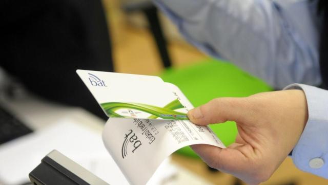 Un usuario recarga su tarjeta BAT. Foto: Diario de Noticias de Álava