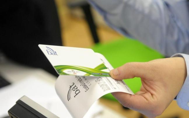 Un usuario recarga su tarjeta BAT. Foto: Diario de Noticias de Álava Un usuario recarga su tarjeta BAT. Foto: Diario de Noticias de Álava