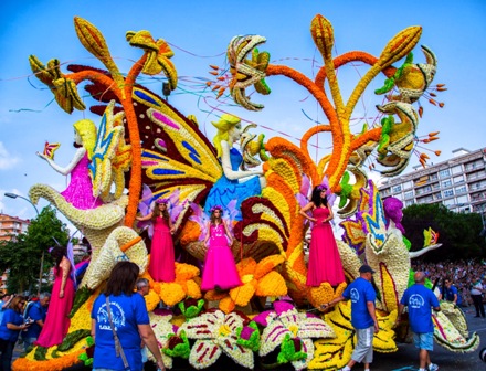 Una de las carrozas ganadoras de ediciones anteriores de la Batalla de Flores de Laredo