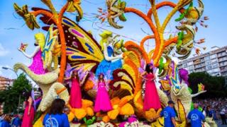 Una de las carrozas ganadoras de ediciones anteriores de la Batalla de Flores de Laredo