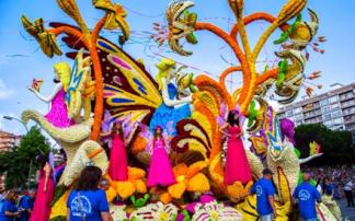 Una de las carrozas ganadoras de ediciones anteriores de la Batalla de Flores de Laredo