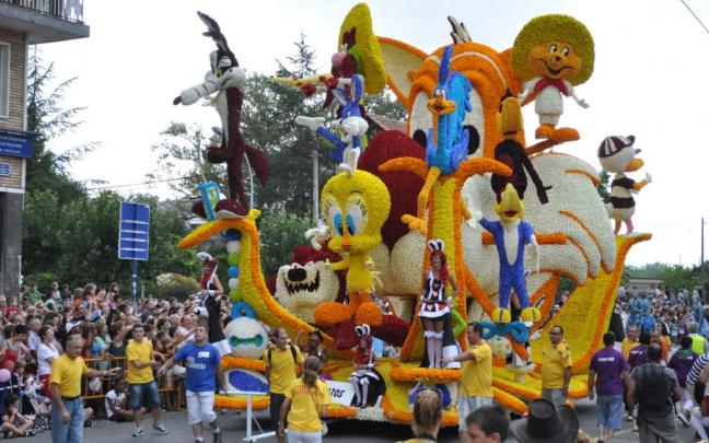 Imagen de archivo de una de las coloridas carrozas de la gran Batalla de las Flores de Laredo Imagen de archivo de una de las coloridas carrozas de la gran Batalla de las Flores de Laredo