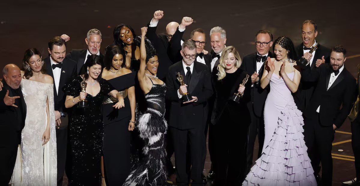 El equipo de "Una batalla tras otras" con el Oscar a Mejor Película | EFE/EPA/CHRIS TORRES