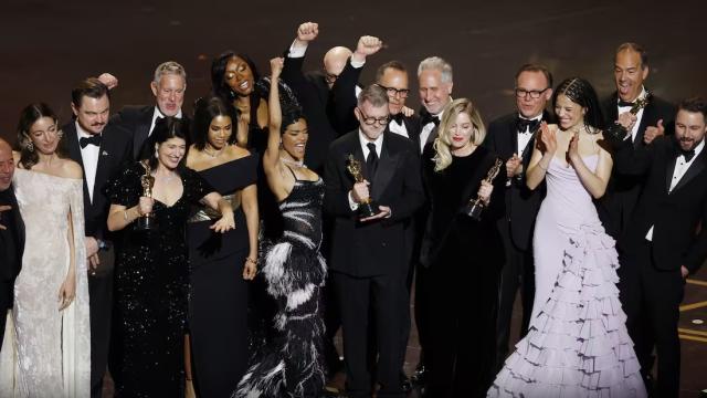 El equipo de "Una batalla tras otras" con el Oscar a Mejor Película | EFE/EPA/CHRIS TORRES