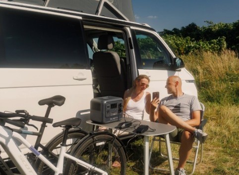 Batería Bluetti recargando los dispositivos para disfrutar de la autonomía y la libertad del viaje en camper