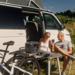 Batería Bluetti recargando los dispositivos para disfrutar de la autonomía y la libertad del viaje en camper
