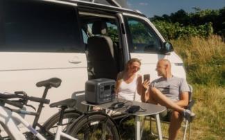 Batería Bluetti recargando los dispositivos para disfrutar de la autonomía y la libertad del viaje en camper