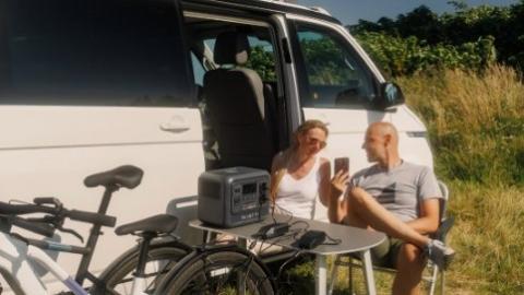 Batería Bluetti recargando los dispositivos para disfrutar de la autonomía y la libertad del viaje en camper