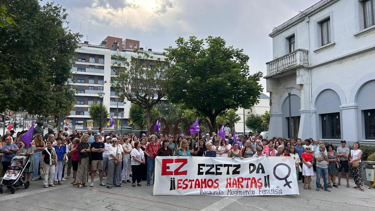 Cientos de personas se concentran en Basauri en repulsa por los presuntos abusos a una menor del municipio Natalia Zamora