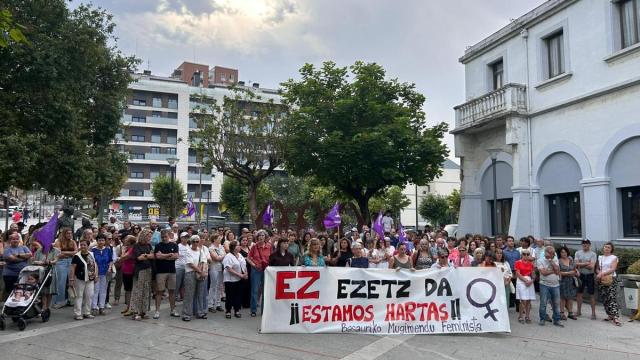 Cientos de personas se concentran en Basauri en repulsa por los presuntos abusos a una menor del municipio Natalia Zamora