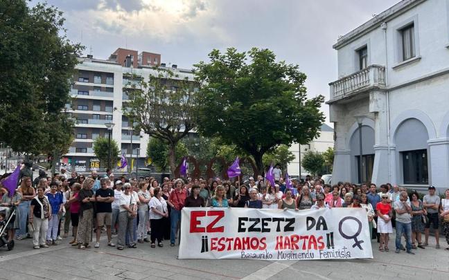 Cientos de personas se concentran en Basauri en repulsa por los presuntos abusos a una menor del municipio Natalia Zamora
