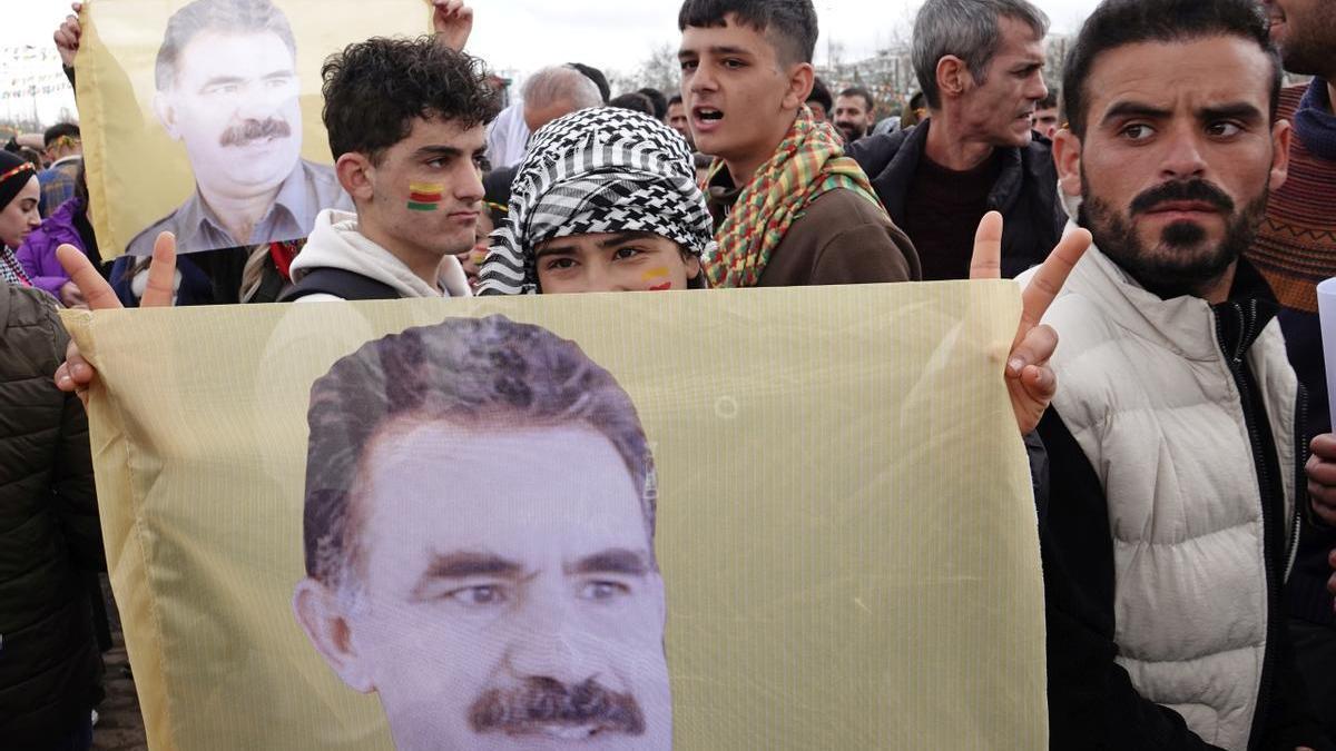 Seguidores de Abdullah Öcalan, líder y fundador del PKK, sujetan banderas con su imagen en una protesta.