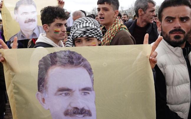 Seguidores de Abdullah Öcalan, líder y fundador del PKK, sujetan banderas con su imagen en una protesta.