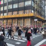 Ciudadanos pasean por Bilbao