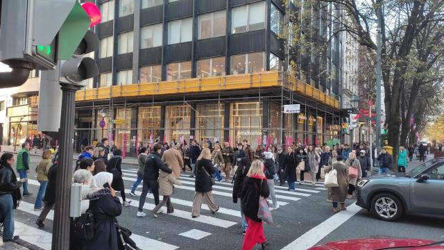Ciudadanos pasean por Bilbao