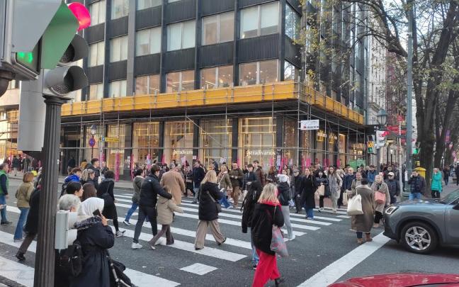 Ciudadanos pasean por Bilbao