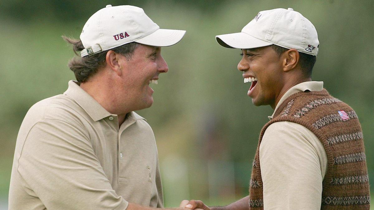Mickelson y Tiger Woods se estrechan la mano.