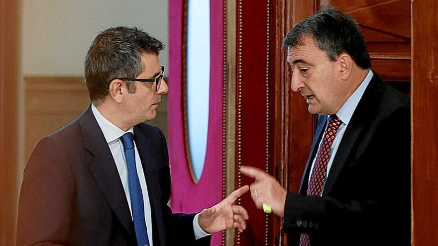 El ministro de la Presidencia, Félix Bolaños, con el portavoz del PNV en el Congreso, Aitor Esteban